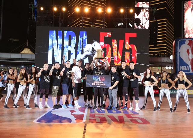 世体：奥尔莫左肩脱臼恢复良好，预计伤缺一个月